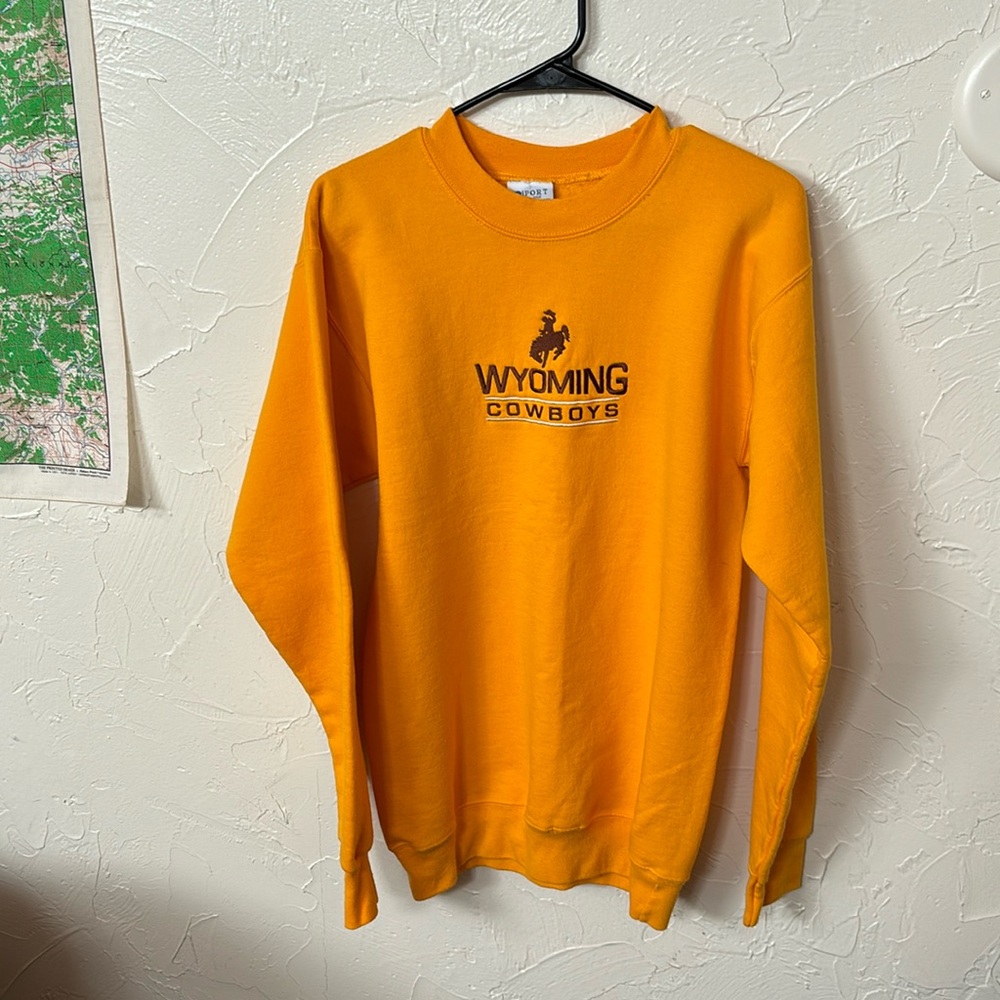 Men’s embroidered Wyoming Cowboys crewneck